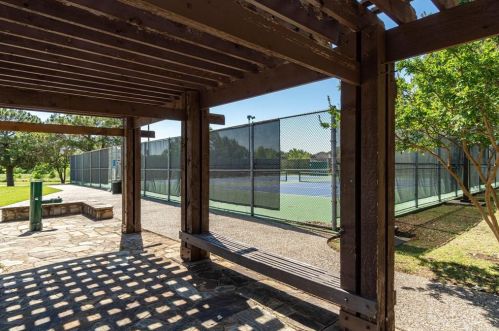 1917 Middle Gln Dr, Carrollton TX 75007-2418 exterior