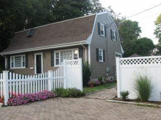 93 Congdon St, South Kingstown, RI 02882-3725
