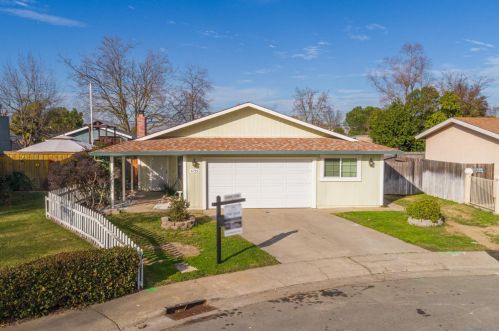 6729 Kenora St, Rio Linda, CA 95673-3261