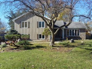 1035 Woodland Hills Rd, Batavia, IL 60510-3329