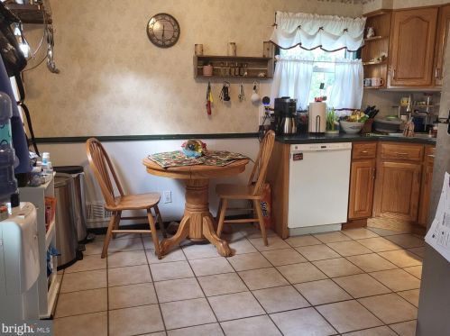 37 Longwood Dr, Trenton NJ 08620-2415 exterior