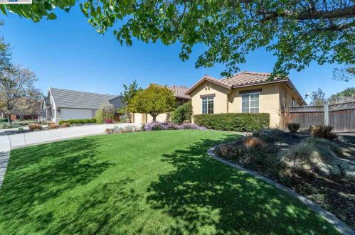883 Old Oak Rd, Livermore, CA 94550-8652