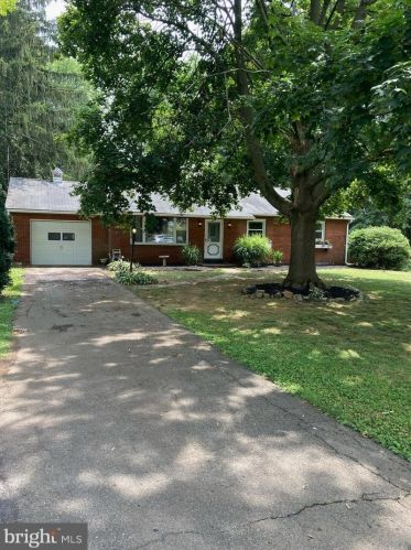 2221 Blossom Valley Rd, Lancaster, PA 17601-3901
