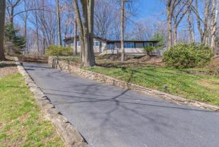 9 Galewood Dr, Holmdel Village, NJ 07733-1309