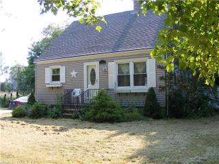 147 Hewitt Rd, Mystic, CT 06355-3025