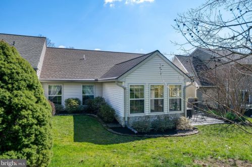 30 Mill Pond Dr, Lancaster PA  17603-7411 exterior