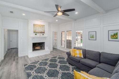 1917 Middle Gln Dr, Carrollton TX 75007-2418 exterior