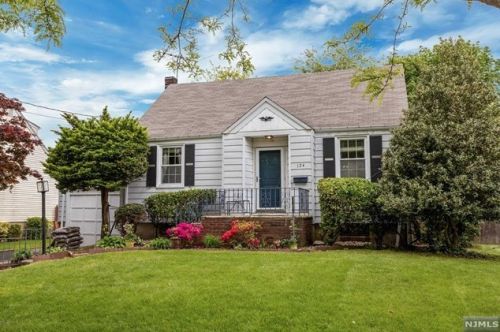 124 Hazley Ave, Rochelle Park, NJ 07662-3416
