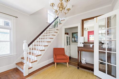 13 Dartmouth St, Middletown RI  02840-2111 exterior