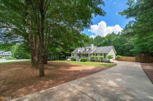 728 Grove Pointe Cir, Locust Grove, GA 30248-4569