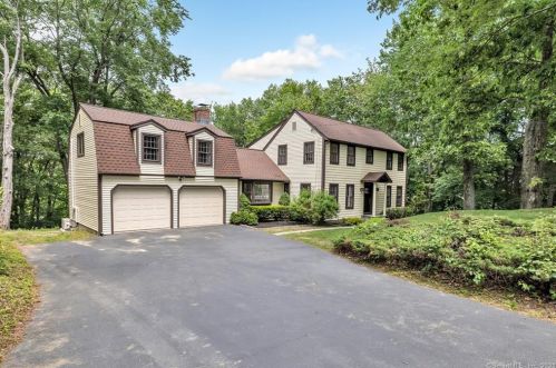 8 Captains Watch, Huntington CT  06484-5914 exterior
