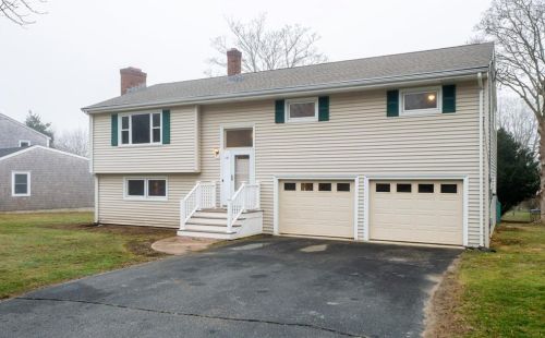 181 Valley Rd, Middletown, RI 02842-7220