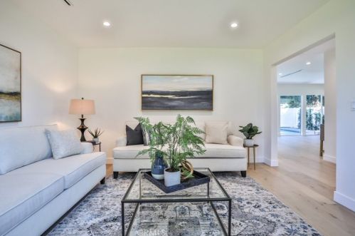 5810 Mammoth Ave, Van Nuys CA  91401-4419 exterior