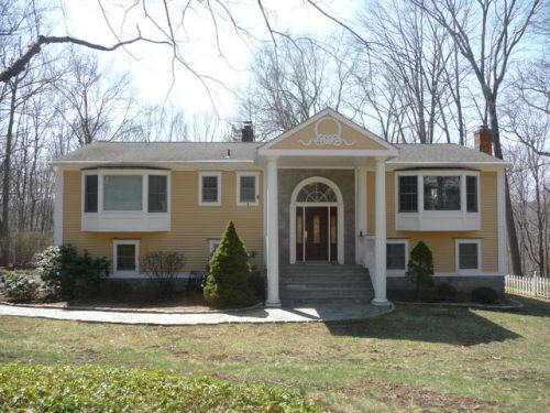 17 Grey Hollow Rd, Norwalk CT  06850-1306 exterior