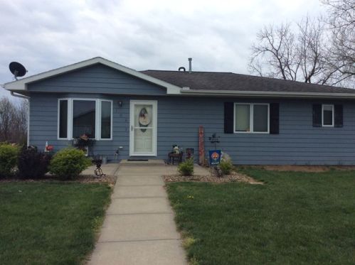 704 2nd St, Wathena, KS 66090-4158