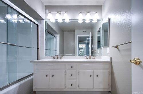19 Woodland Dr, Irvine CA  92604-4534 exterior