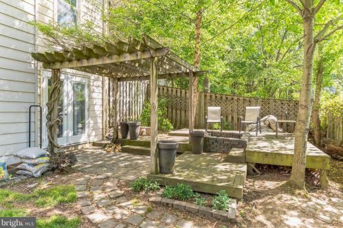 7318 Eggar Woods Ln, Springfield VA  22153-2012 exterior