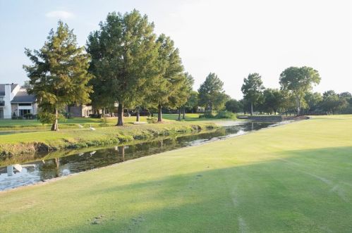 2938 Woodcroft Cir, Carrollton TX  75006-4762 exterior