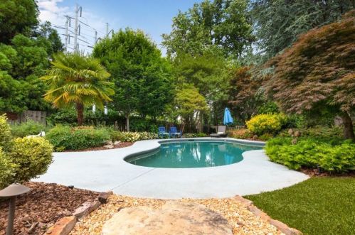 676 Hillpine Dr, Atlanta GA  30306-3277 exterior