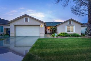 1643 Carnegie Ave, Fresno, CA 93722-8608