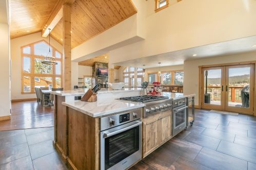 196 Basque Dr, Truckee CA  96161-3917 exterior
