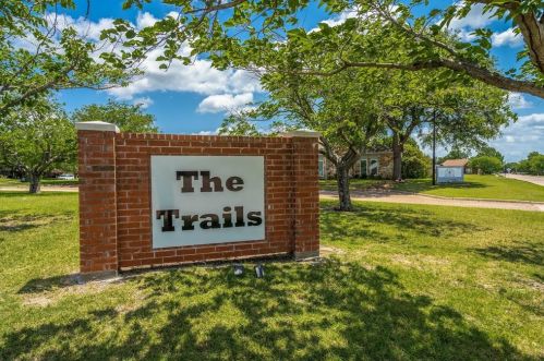 305 Trl Vw Ln, Garland TX  75043-5631 exterior