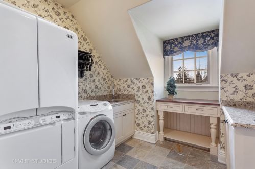 6403 Garfield Ave, Willowbrook IL  60527-5237 exterior