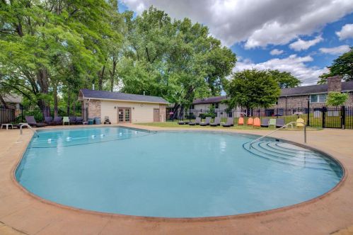4624 Cedar Lake Rd, Minneapolis MN  55416-3727 exterior