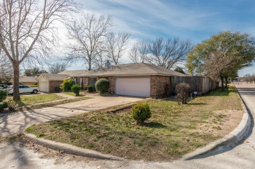 100 Grand Mdw Dr, Fort Worth TX 76108-3942 exterior