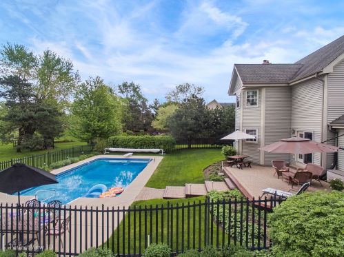 17652 Mill Creek Crossing Dr, Gurnee, IL 60031-1674