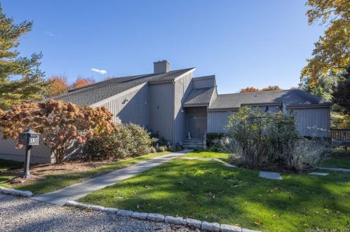 15 Little Fox Ln, Norwalk, CT 06850-2317
