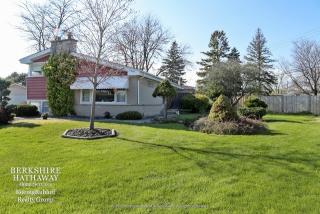 3229 Greenbriar Dr, Glenview, IL 60025-4545