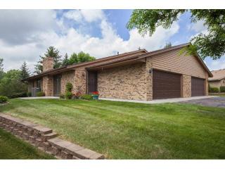 7059 Robinwood Trl, Saint Paul, MN 55125-2846