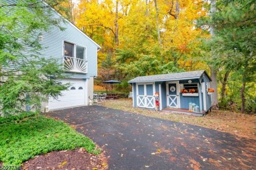 8 Green Tree Ln, Dover, NJ 07801-4420