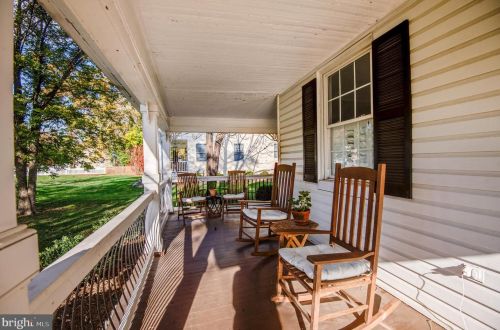 9 Loudoun St, Lovettsville, VA 20180-8512
