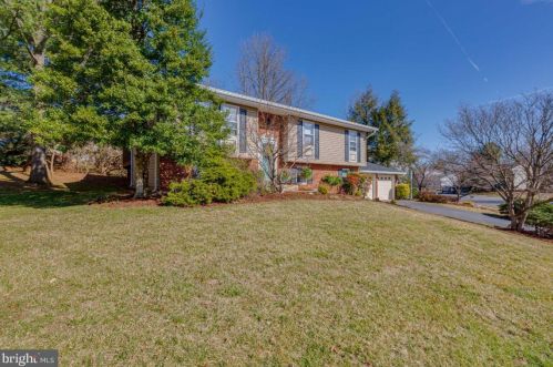 1358 Shallow Ford Rd, Herndon, VA 20170-2041