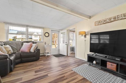 52 Lawton Ave, Westerly, RI 02891-5330
