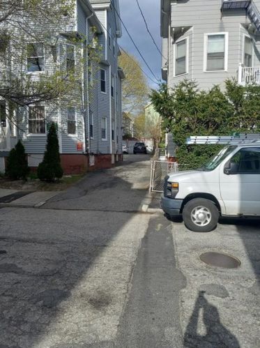 39 Felix St, Providence, RI 02908-4836