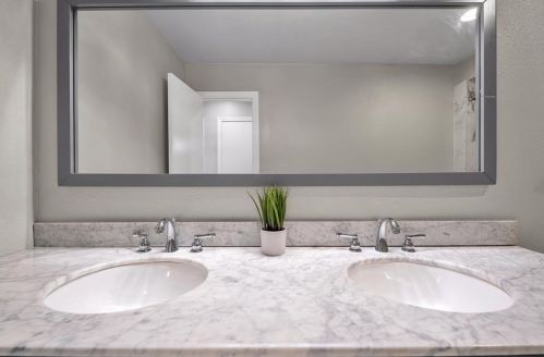 1011 Oxfordshire Dr, Carrollton TX 75007-4817 exterior