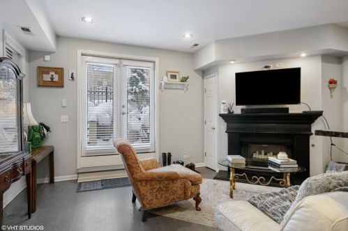 924 Wolfram St, Chicago, IL 60657-5006