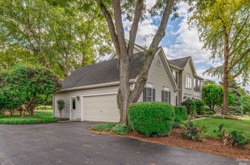 605 Tomahawk Ln, Bull Valley, IL 60012-3692