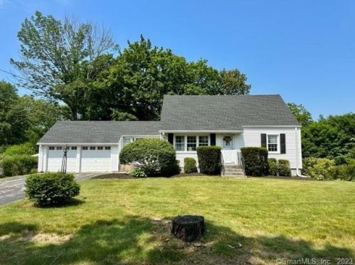 29 Briarcliff Rd, Huntington, CT 06484-5806