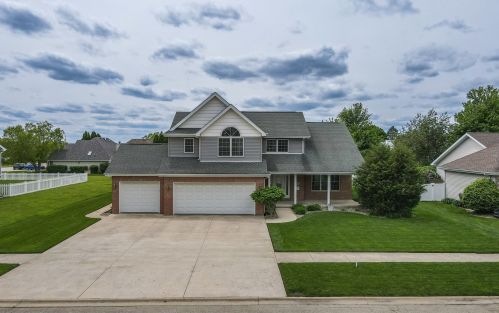 281 Elm St, Manteno, IL 60950-1452