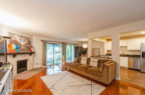 1053 Scanlon Dr, Wheeling, IL 60090-2565