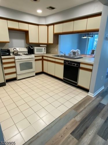 121 Quartz Ln, Paterson, NJ 07501-3350