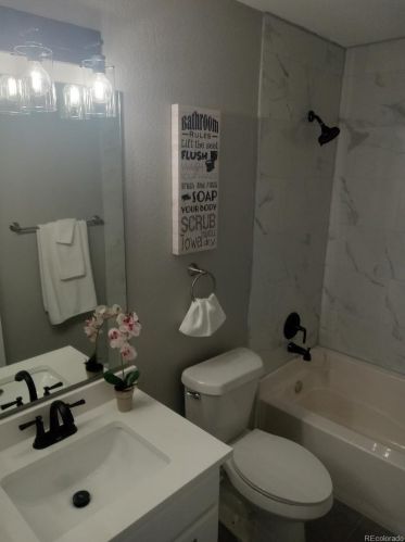 16486 Phillips Pl, Englewood CO 80112-4617 exterior