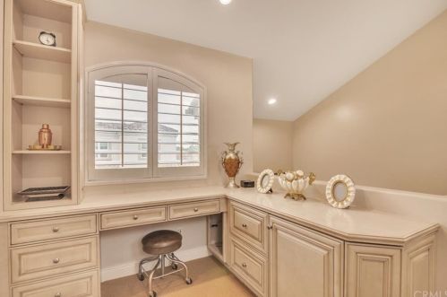 1610 Pacific Coast Hwy, Huntington Beach CA  92648-4434 exterior