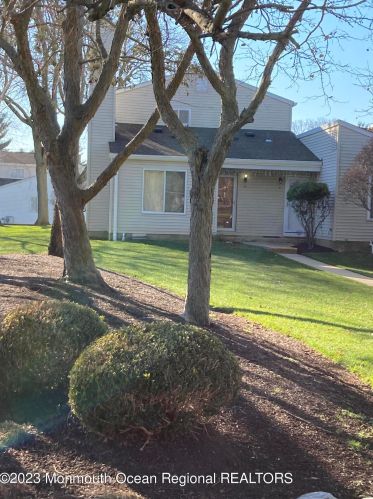 2 Greenwood Dr, East Freehold, NJ 07728-4001