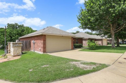 2883 Bronco Dr, Dallas, TX 75237-3225