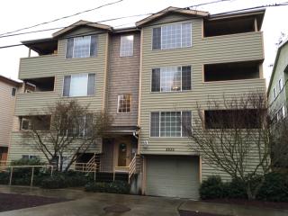 8820 Nesbit Ave, Seattle WA  98103-4084 exterior